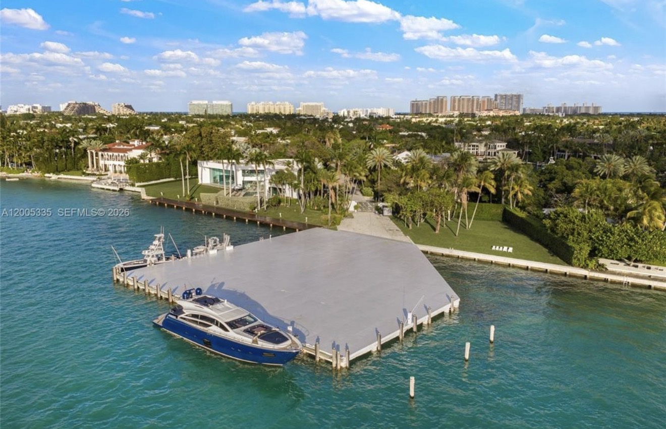 Vista aérea da marina privativa com iate em 485 W Matheson Dr, Key Biscayne