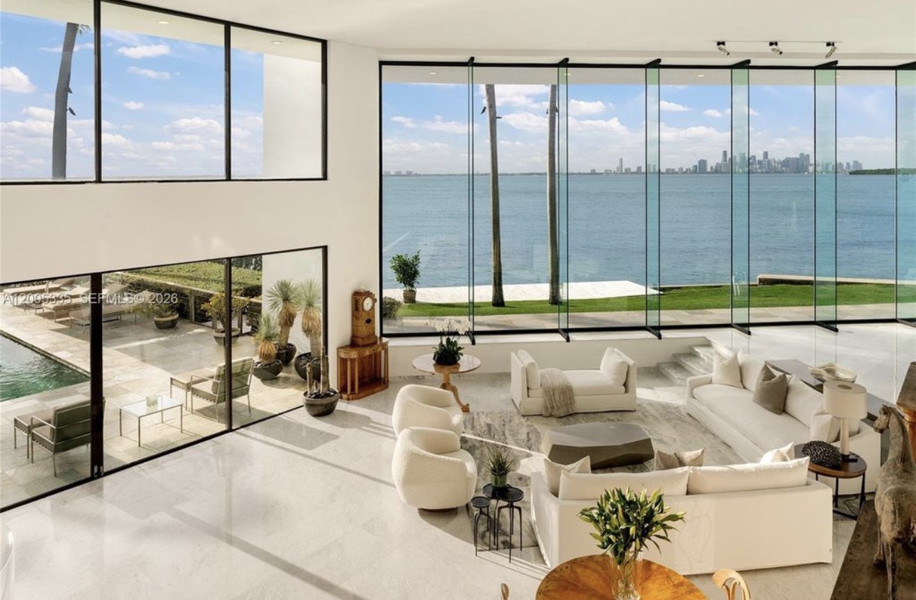 Sala de estar com pé-direito duplo e vista para a Biscayne Bay