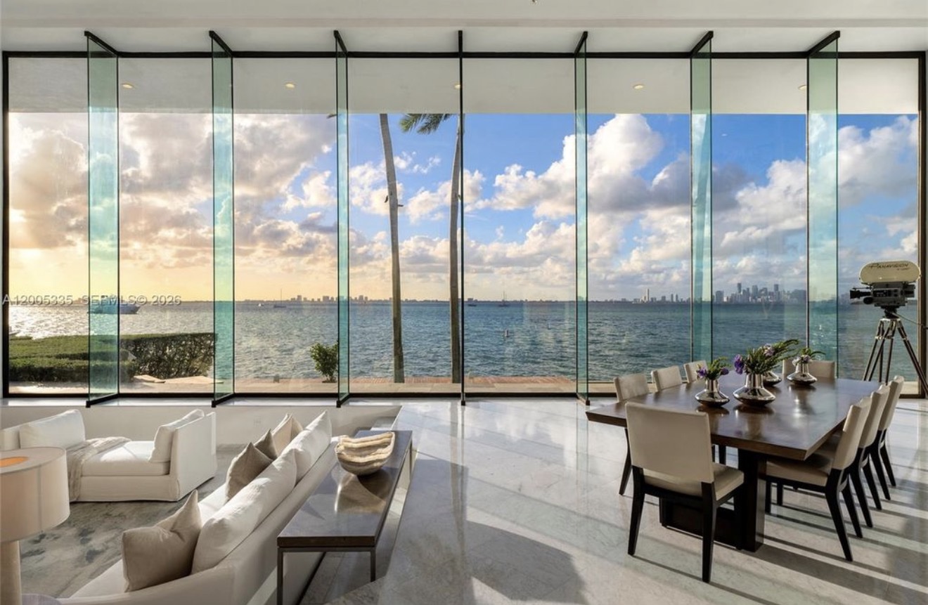 Sala de jantar com parede de vidro voltada para a Biscayne Bay