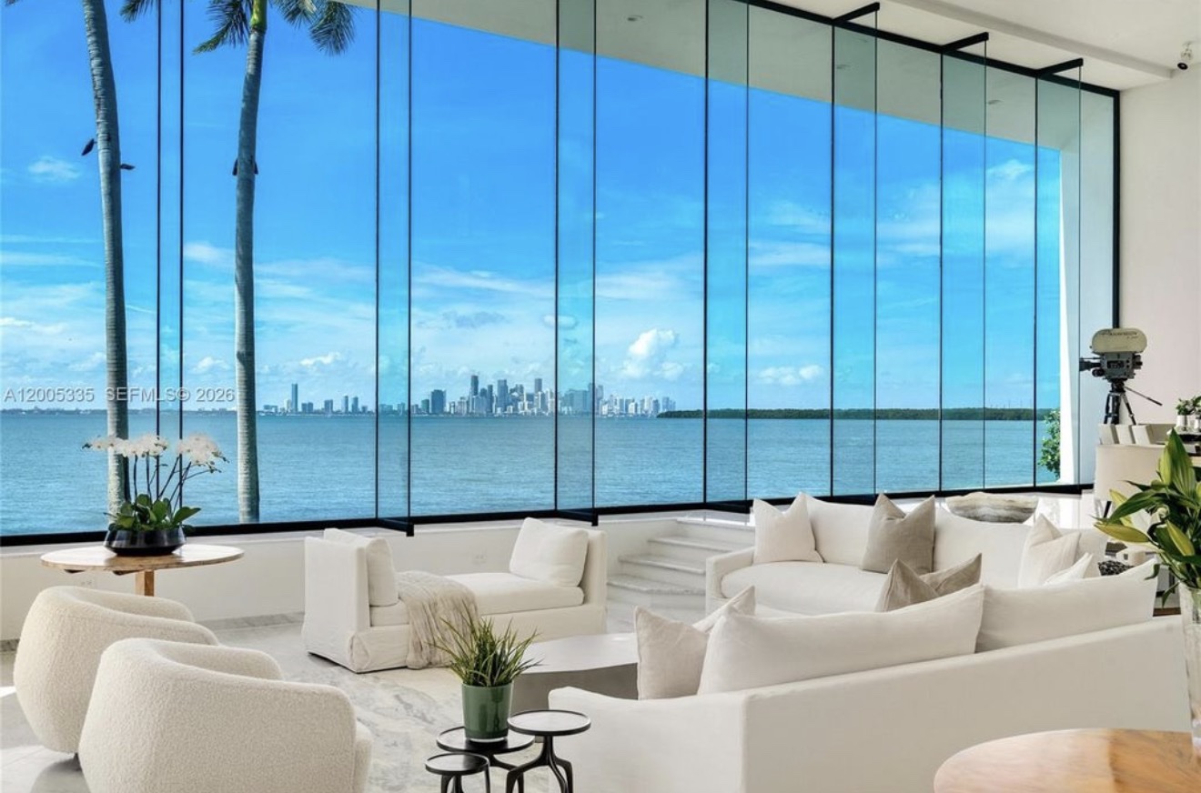 Área de estar com vista panorâmica para a baía