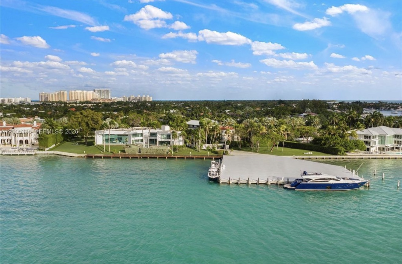 Vista aérea da propriedade waterfront em Key Biscayne